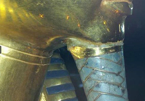 Sau đó, nhân viên bảo tàng dùng keo nhanh khô để dán râu trở lại chiếc mặt nạ. Do vậy, sau khi sửa, mọi người có thể nhìn thấy rõ một mối nối bằng keo giữa khuôn mặt và bộ râu.