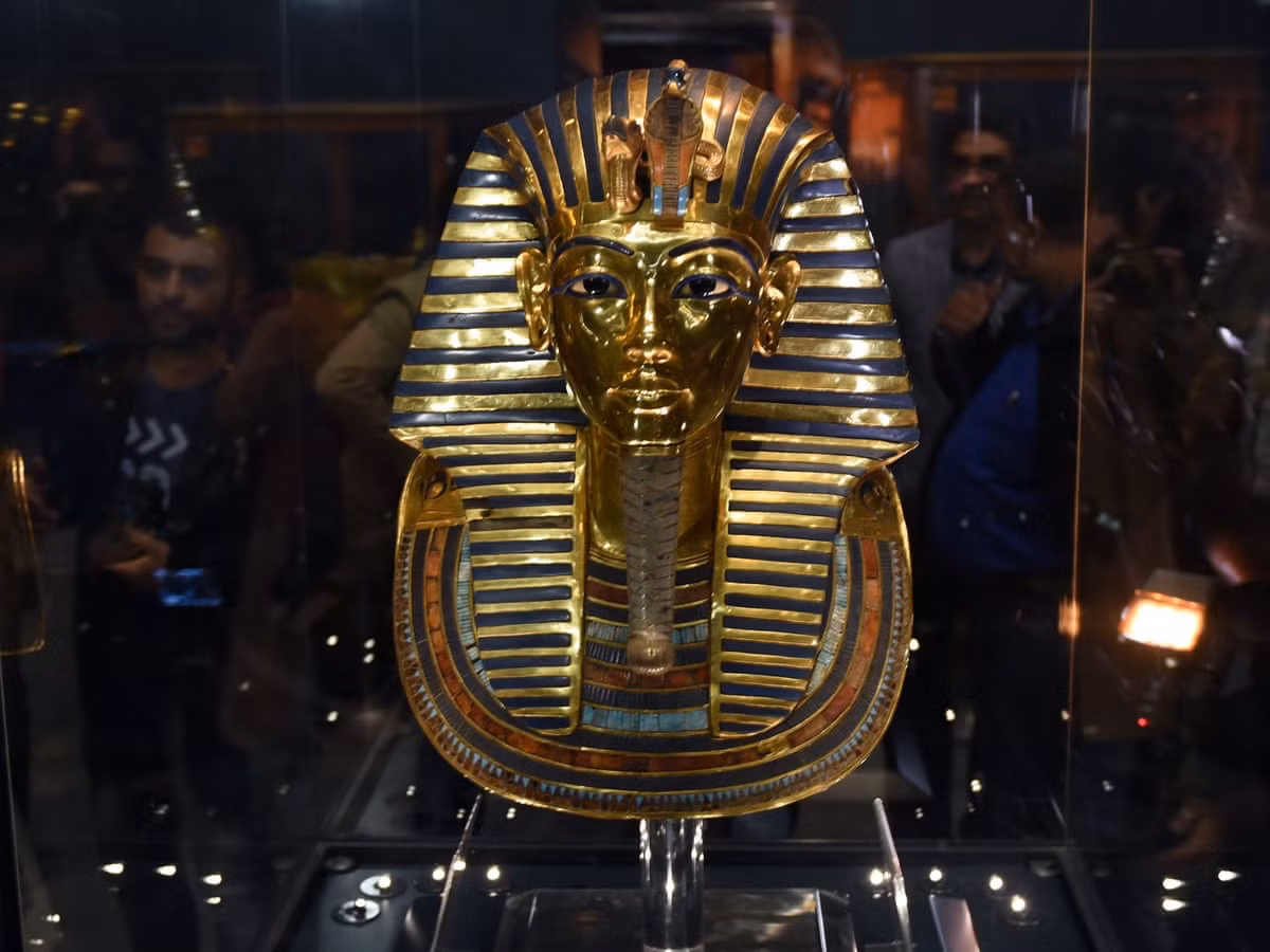 Sau khi được đưa ra khỏi lăng mộ, mặt nạ vàng được các chuyên gia tỉ mỉ phục hồi để đưa cổ vật về dáng vẻ ban đầu trước khi đem trưng bày ở bảo tàng Cairo.