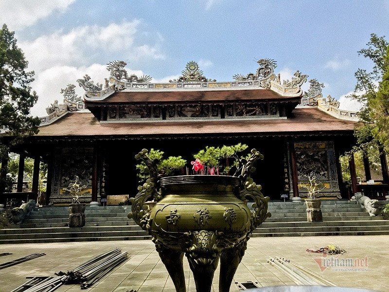 Tuy nhiên, sự thật là Tổ sư Nhất Định thấy mẹ đau ốm cần phải ăn đồ bổ dưỡng để hồi phục sức khỏe. Do vậy, vị sư chống gậy đi hơn 5 km để tới chợ mua thịt cá về nấu cháo cho mẹ. Trong khi đó, thiền sư Nhất Định vẫn hàng ngày ăn chay, niệm Phật. Ảnh: Vietnamnet. 