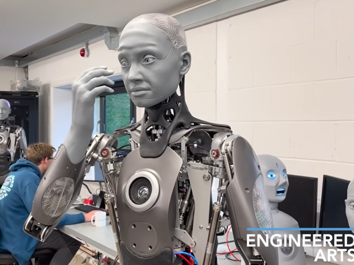 Robot hình người của công ty Engineered Arts (Anh) ra mắt công chúng trong Triển lãm Điện tử Tiêu dùng 2022 (CES) và nhận được đánh giá cao.
