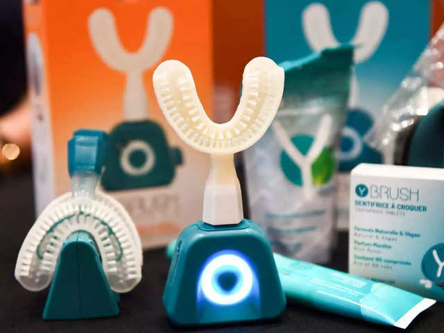 Y-Brush là sáng chế bàn chải đánh răng điện khiến khách tham quan Triển lãm Điện tử Tiêu dùng 2022 (CES) chú ý nhiều với tính năng có thể chải sạch răng tốt như bàn chải thông thường trong thời gian 10 giây.