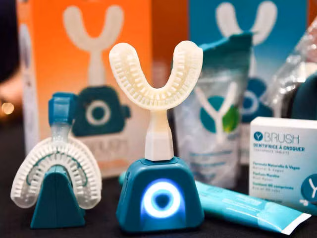 Y-Brush là sáng chế bàn chải đánh răng điện khiến khách tham quan Triển lãm Điện tử Tiêu dùng 2022 (CES) chú ý nhiều với tính năng có thể chải sạch răng tốt như bàn chải thông thường trong thời gian 10 giây.