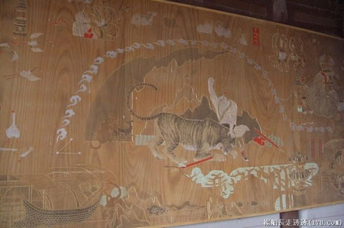 Do vậy, Võ Tòng dùng hai tay vật con hổ xuống đất. Tiếp đến, một tay ông giữ đầu con hổ, tay còn lạo vung tay đấm những cú trời giáng liên tiếp cho đến khi con vật chết. Với việc tay không đánh chết hổ trên đồi Cảnh Dương, tên tuổi của Võ Tòng được nhiều người biết đến. Ông được ca ngợi là anh hùng có sức mạnh phi thường, anh dũng, quả cảm khó ai bì kịp.