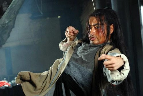 Võ Tòng bái Châu Đồng - đại sư Thiếu Lâm tự làm sư phụ. Sau nhiều năm khổ luyện, ông có võ nghệ cao cường, thích hành hiệp trượng nghĩa và là người nghĩa khí.