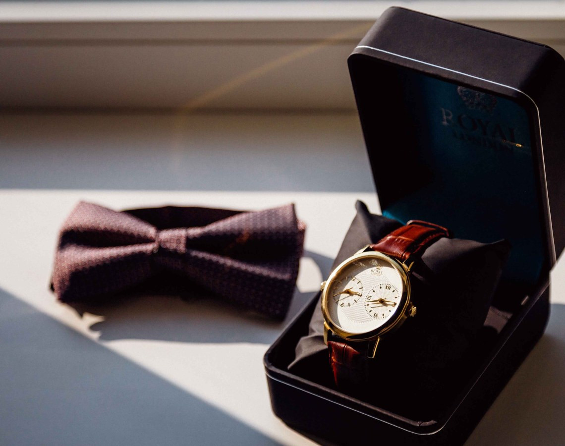 Vào dịp Tết Nguyên đán, nhiều gia đình tặng quà cho người thân, bạn bè, đồng nghiệp. Trong số các món quà, đồng hồ, kéo hay quả lê là những thứ tránh tặng trong năm mới. Nguyên do là bởi những thứ này được cho là đem đến điều xấu, bất hạnh. Thậm chí, nếu bạn tặng những thứ trên cho người khác thì có thể bị hiểu là bạn muốn nguyền rủa đối phương.