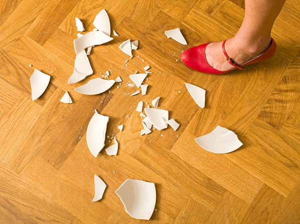 Trong dịp Tết âm lịch, các gia đình tránh làm vỡ bát đĩa, đồ gốm hay thủy tinh. Người xưa quan niệm nếu như làm vỡ những thứ trên trong dịp đầu năm thì sẽ là điềm báo mất mát tài lộc, may mắn.