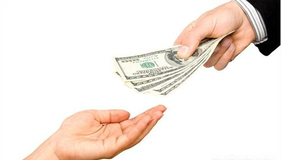 Theo quan niệm của người Trung Quốc, không nên mượn tiền hoặc đòi nợ vào những ngày đầu năm mới để tránh gặp xui xẻo trong 12 tháng tới. Do vậy, mọi người thường tránh việc mượn tiền bạc vào ngày năm mới và cố gắng trả hết nợ nần trước đêm Giao thừa.