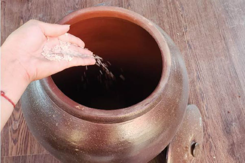 Người Trung Quốc kiêng để thùng gạo trống trong nhà dịp Tết Nguyên đán. Nếu thùng gạo trống rỗng trong dịp này thì sẽ bị coi là điềm xấu, báo hiệu gia đình có thể rơi vào cảnh nghèo đói trong năm mới.