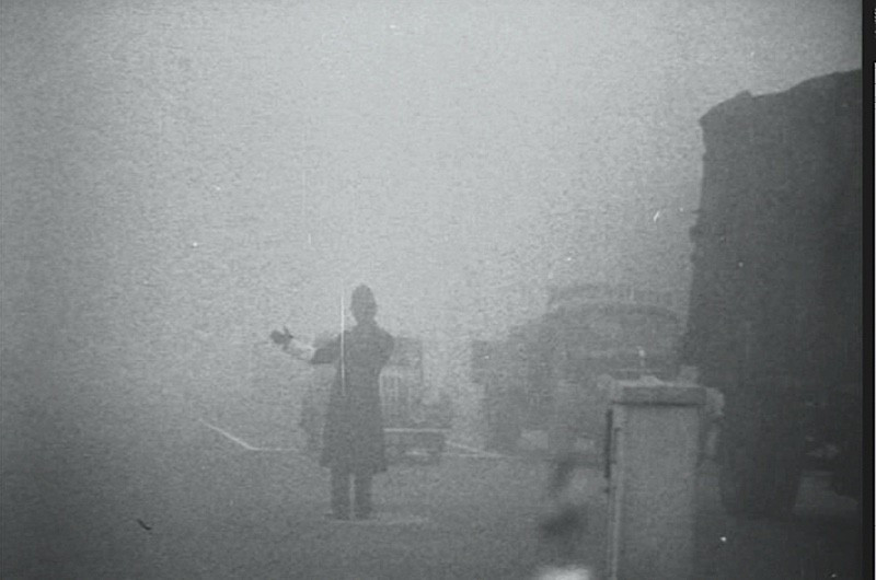 Không khí lạnh kết hợp với các yếu tố gồm: nhiệt lượng và khói, bụi xuất phát từ các nhà máu nhiệt điện than hoạt động hết công suất trong tháng 12/1952 đã gây ra ô nhiễm không khí nghiêm trọng.