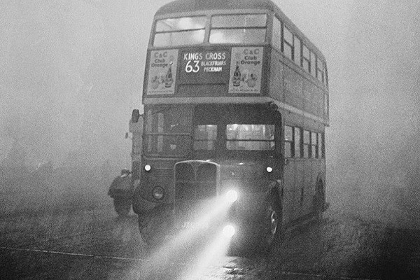 Đỉnh điểm là ngày 7/12, sương khói ở London trở nên dày đặc, không khí ngày càng nặng nề hơn. Điều này khiến nhiều người dân cảm thấy khó thở khi ở ngoài trời. Hậu quả là những người có vấn đề về phổi đã phải đến bệnh viện khám và điều trị vì khó thở hoặc bị ho kéo dài.