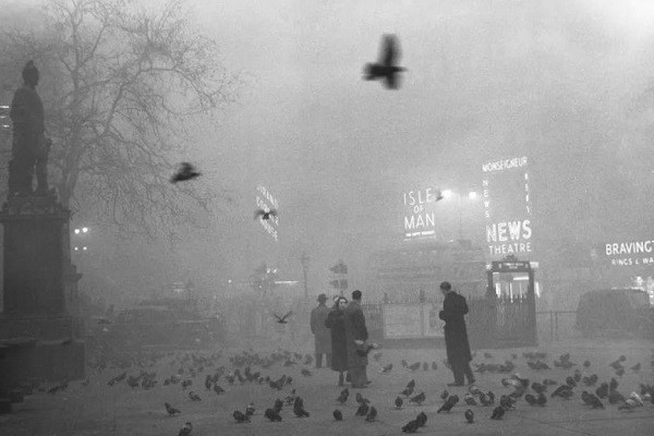 Vào ngày 5/12/1952, người dân ở thủ đô London, Anh bất ngờ đối mặt với một thảm kịch sương mù nguy hiểm. Theo các tài liệu, màn sương khói dày đặc xuất hiện khiến tầm nhìn của người dân chỉ còn dưới 10m.