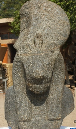 Nhân sư là sinh vật thần thoại nổi tiếng Ai Cập có đầu người và thân sư tử.