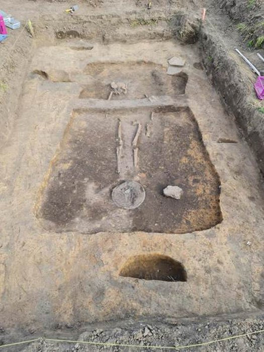 Theo các chuyên gia, ngôi mộ chứa kho báu giá trị có chiều dài gần 3m, chiều rộng khoảng 1,5m. Kích thước này lớn hơn những ngôi mộ trong khu vực (chiều dài 2,4m, chiều rộng 0,9m).