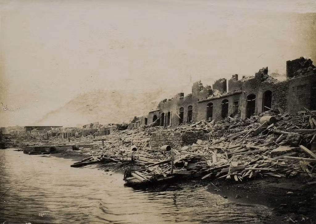 Trong khi đó, thành phố cảng St. Pierre trở thành vùng đất chết chóc trong suốt nhiều tháng trước khi được tái thiết, khôi phục sự sống.