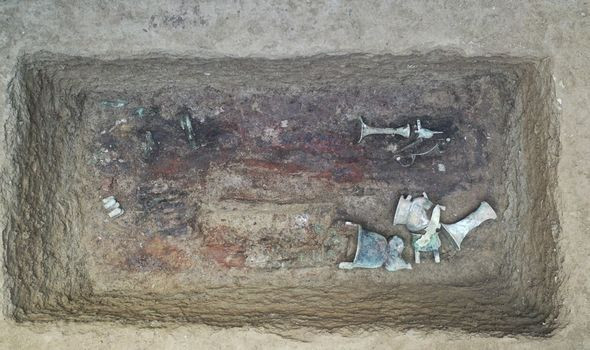 Nhiều hài cốt bên trong các ngôi mộ được trang trí xa hoa cho thấy gia tộc này rất giàu có. Nguyên do là bởi một số bộ hài cốt đội mũ làm từ chuỗi vỏ sò và đầu các con ngựa được tô điểm bằng vàng.