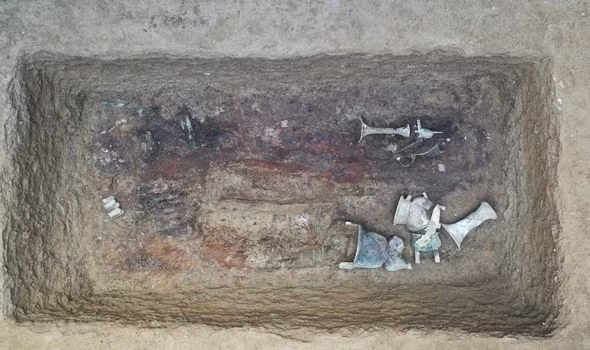 Nhiều hài cốt bên trong các ngôi mộ được trang trí xa hoa cho thấy gia tộc này rất giàu có. Nguyên do là bởi một số bộ hài cốt đội mũ làm từ chuỗi vỏ sò và đầu các con ngựa được tô điểm bằng vàng.