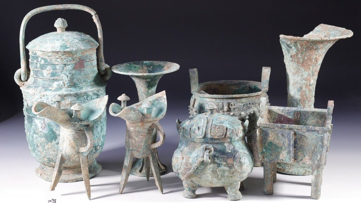 Giáp cốt văn là hình thức chữ viết sớm nhất của Trung Quốc. Trong đó, các ký tự được khắc trên xương động vật dùng trong bói toán.