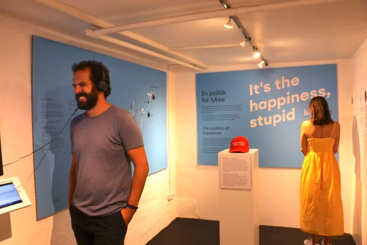 Trong đó, khu vực "Địa lý hạnh phúc" có bản đồ thứ hạng hạnh phúc của các quốc gia trên thế giới.