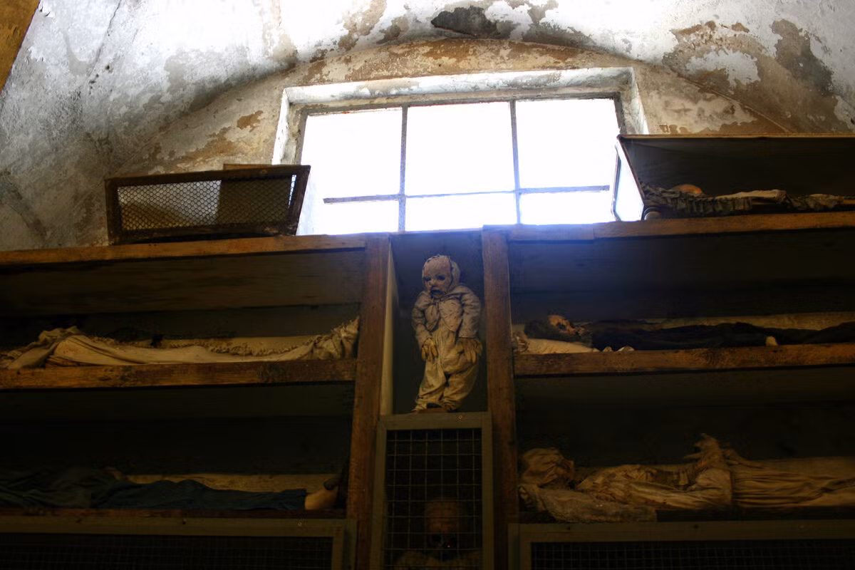 Từ những thông tin có được, giới chuyên gia sẽ lập hồ sơ của từng đứa trẻ như tên tuổi, thói quen ăn uống, thời điểm tử vong, các căn bệnh từng mắc phải, cách thức ướp xác...