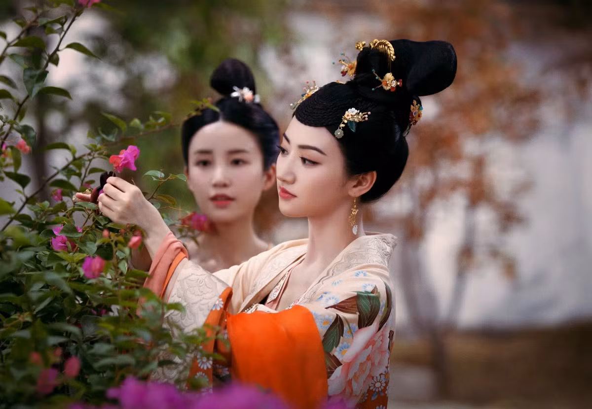 Sự thay đổi này nhằm nhấn mạnh hình thể tròn trịa của phụ nữ - tiêu chuẩn về mỹ nhân thời bấy giờ.