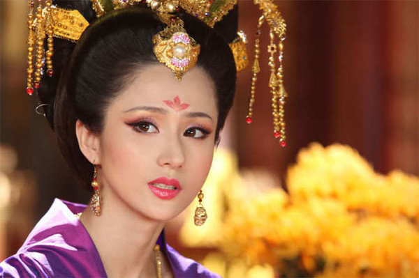 Thêm nữa, không ít mỹ nhân còn vẽ một biểu tượng hình hoa giữa trán. Biểu tượng này thường được vẽ bằng hạt cây hoa trà dầu hoặc lá vàng cùng một số nguyên liệu khác để tôn lên vẻ đẹp của người phụ nữ.