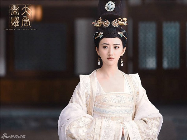 Phụ nữ xuất thân từ tầng lớp quý tộc thường sử dụng lụa hay lông chim để may trang phục. Trong khi đó, những người dân bình thường sử dụng các loại vải dệt với màu sắc đa dạng.