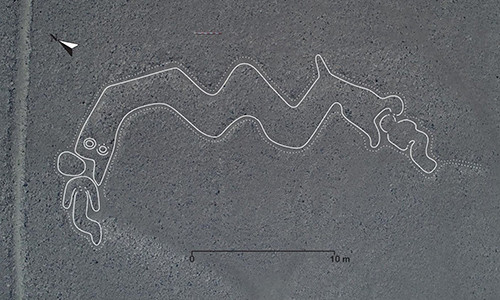 Một số geoglyph trên sa mạc Nazca gây chú ý với hình giống như con rắn hai đầu khổng lồ sắp nuốt chửng 2 người hay hình vẽ mô tả động vật giống chim, cá... kỳ lạ.