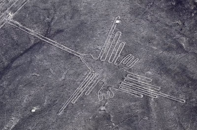 Một số giả thuyết cho rằng, những geoglyph trên sa mạc Nazca có liên quan đến hoạt động tôn giáo, thiên văn học.
