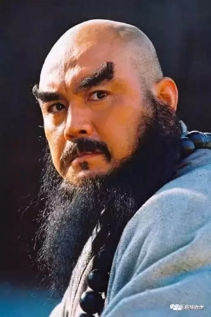 Dù làm hòa thượng nhưng Lỗ Trí Thâm khó giữ thanh quy Phật môn khi vẫn là người có tính hung dữ, thô lỗ, thích uống rượu... Về sau, ông gia nhập Lương Sơn Bạc và trở thành anh hùng được nhiều người biết đến.