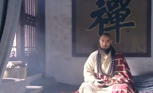 Do Trịnh Đồ mở một loạt hàng bán thịt tại Đông Kinh nên Lỗ Trí Thâm liền tìm đến để "xử lý" gã. Ông bắt Trịnh Đồ đích thân băm nhuyễn 5 kg thịt nạc và không được dính chút mỡ nào. Tiếp đến, ông tiếp tục yêu cầu Trịnh Đồ băm nhuyễn 5 kg thịt mỡ không được dính thịt nạc và 5 kg xương không được lẫn thịt.