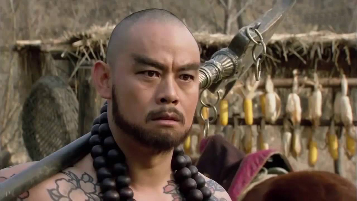 Vào một hôm, Lỗ Trí Thâm vô tình nghe được chuyện cha con Kim Thúy Liên bị người bán thịt lợn Trịnh Đồ ức hiếp do không có tiền trả nợ tiền thuốc thang mua cho cha. Do vậy, Kim Thúy Liên bị gã ép phải bán thân cho hắn làm vợ lẽ.