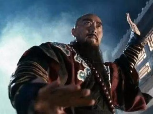 Là một người có sức khỏe phi thường, giỏi võ, Lỗ Trí Thâm nhanh chóng đá bay con dao và khống chế Trịnh Đồ. Trong lúc nóng giận, Lỗ Đạt đánh quá mạnh tay dẫn đến cái chết của gã đồ tể.