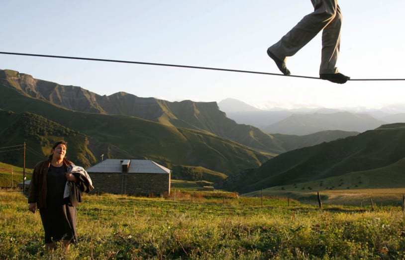 Người dân ở làng Tsovkra-1 chỉ biết rằng truyền thống đi bộ trên dây có từ ít nhất 100 năm trước. Không chỉ nam giới, phụ nữ ở vùng đất đặc biệt này cũng rất thành thục kỹ năng đi bộ trên dây giống như nghệ sĩ biểu diễn xiếc. Để làm được điều đó, họ luyện tập đi thăng bằng trên dây từ nhỏ.