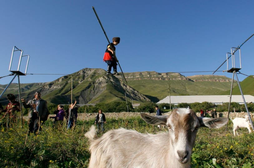 Theo giai thoại trên, nhiều núi đèo ngăn cách làng Tsovkra-1 với các buôn làng lân cận. Nam giới ở Tsovkra-1 mất rất nhiều thời gian để băng qua các ngọn núi để tìm được nửa kia ở những ngôi làng bên cạnh.