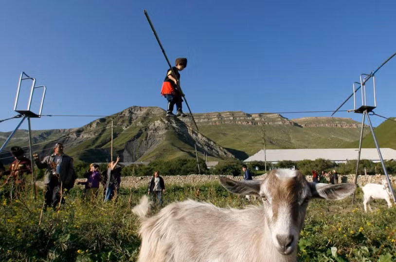 Theo giai thoại trên, nhiều núi đèo ngăn cách làng Tsovkra-1 với các buôn làng lân cận. Nam giới ở Tsovkra-1 mất rất nhiều thời gian để băng qua các ngọn núi để tìm được nửa kia ở những ngôi làng bên cạnh.
