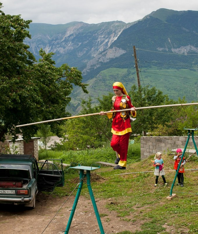 Ngoài ra, một quan điểm suy đoán dân làng Tsovkra-1 thành thạo đi bộ trên dây để biểu diễn kiếm sống do nơi đây đất đai không thuận lợi để canh tác nông nghiệp.