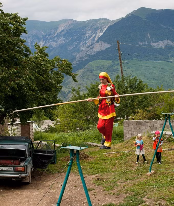 Ngoài ra, một quan điểm suy đoán dân làng Tsovkra-1 thành thạo đi bộ trên dây để biểu diễn kiếm sống do nơi đây đất đai không thuận lợi để canh tác nông nghiệp.