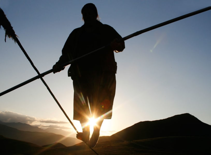 Để rút ngắn thời gian và đỡ vất vả, mệt nhọc, người dân ở Tsovkra-1 nghĩ ra cách căng dây rồi đi bộ thăng bằng trên đó.