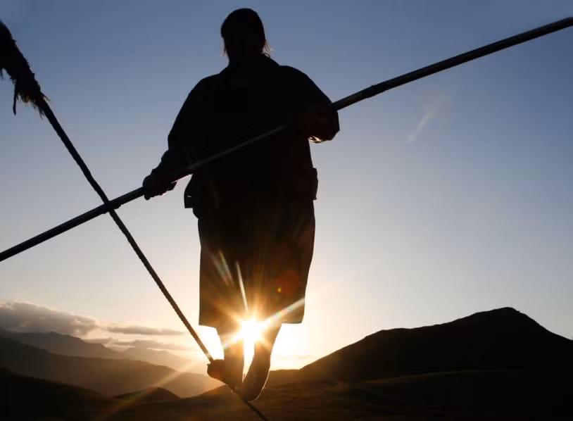 Để rút ngắn thời gian và đỡ vất vả, mệt nhọc, người dân ở Tsovkra-1 nghĩ ra cách căng dây rồi đi bộ thăng bằng trên đó.