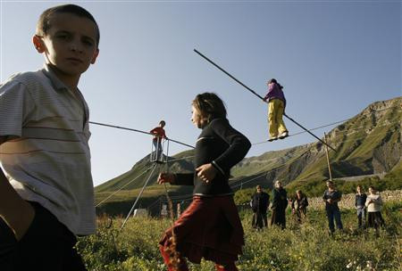 Tuy nhiên, một giả thuyết khác cho rằng người Tsovkra-1 học các đi bộ trên dây để có thể dễ dàng băng qua các con sông, suối khi cầu bị hỏng.