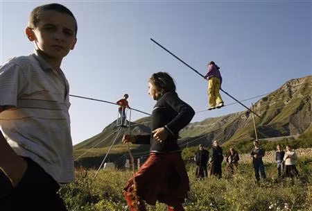 Tuy nhiên, một giả thuyết khác cho rằng người Tsovkra-1 học các đi bộ trên dây để có thể dễ dàng băng qua các con sông, suối khi cầu bị hỏng.