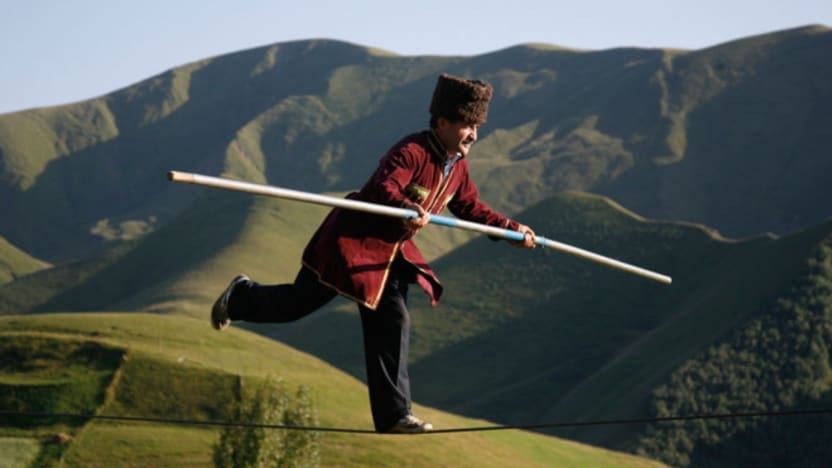 Cho đến nay, giới chuyên gia chưa thể xác định truyền thống đi bộ thăng bằng trên dây của dân làng Tsovkra-1 có từ lúc nào. Ngay cả người dân địa phương cũng không có câu trả lời chính xác.