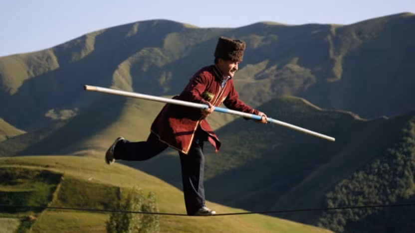 Cho đến nay, giới chuyên gia chưa thể xác định truyền thống đi bộ thăng bằng trên dây của dân làng Tsovkra-1 có từ lúc nào. Ngay cả người dân địa phương cũng không có câu trả lời chính xác.