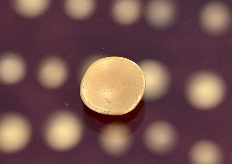 Trong 41 đồng vàng, 19 đồng thuộc loại stater với đường kính 2 cm, trọng lượng trung bình là 7,3 gram. 22 đồng thuộc loại 1/4 stater với đường kính 1,4 cm, trọng lượng trung bình 1,8 gram.