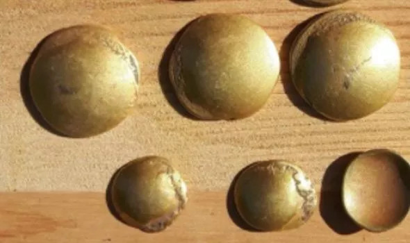 Một truyền thuyết mô tả những chiếc "cốc cầu vồng" rơi từ trên trời xuống. Chúng được xem là bùa may mắn và có tác dụng chữa lành bệnh tật.