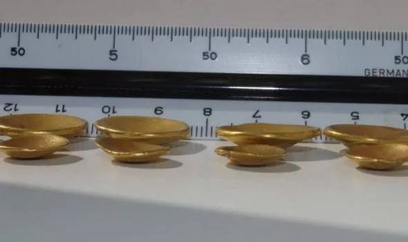 Tương truyền, một số người dân đã tìm thấy "cốc cầu vồng" trên những cánh đồng sau cơn mưa. Chúng nổi bật với màu vàng sáng bóng.