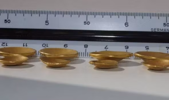 Tương truyền, một số người dân đã tìm thấy "cốc cầu vồng" trên những cánh đồng sau cơn mưa. Chúng nổi bật với màu vàng sáng bóng.