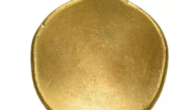 Điều khiến các chuyên gia chú ý là những đồng xu được uốn cong. Đặc điểm này mang lại cho chúng tên gọi "regenbogenschüsselchen" (trong tiếng Đức có nghĩa là "cốc cầu vồng").