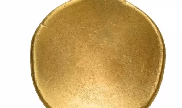 Điều khiến các chuyên gia chú ý là những đồng xu được uốn cong. Đặc điểm này mang lại cho chúng tên gọi "regenbogenschüsselchen" (trong tiếng Đức có nghĩa là "cốc cầu vồng").