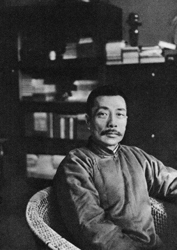 Khi ông Okuda chuẩn bị bỏ khuôn thạch cao thì một sự cố hy hữu xảy ra. Đó là ông ấn tay hơi mạnh khiến lớp thạch cao cuốn đi một phần râu và lông mày của Lỗ Tấn.